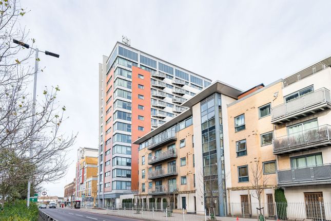2 bed property, in City Gate House, £200,000