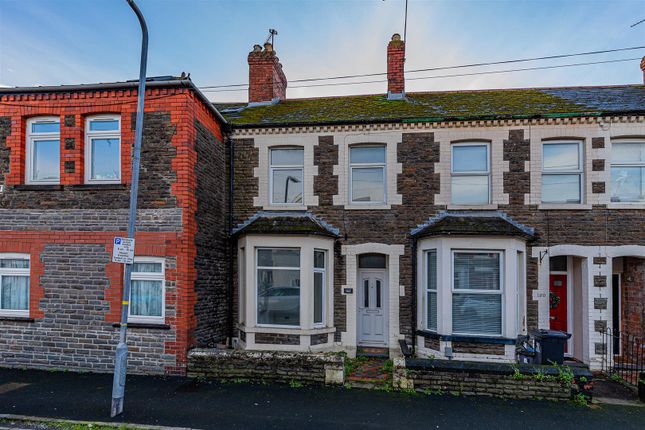 2 bed property, in Glenroy Street, £250,000