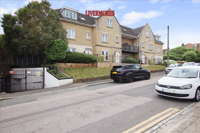 1 bed property, in Priory Hill, £230,000