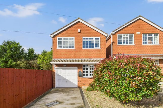 2 bed property, in Featherstone Close, £250,000