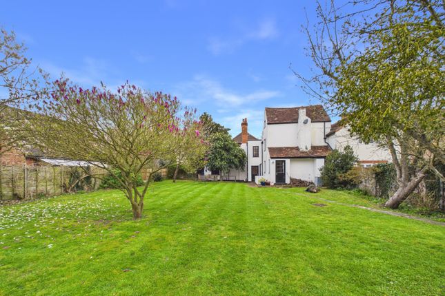 4 bed property, in St. Andrews Close, £925,000