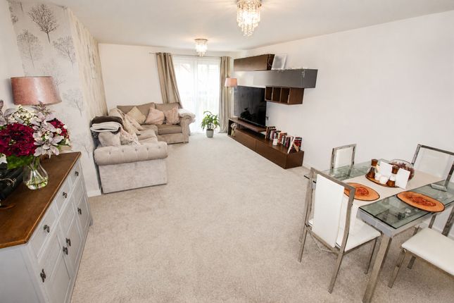 1 bed property, in Worplesdon Road, £240,000