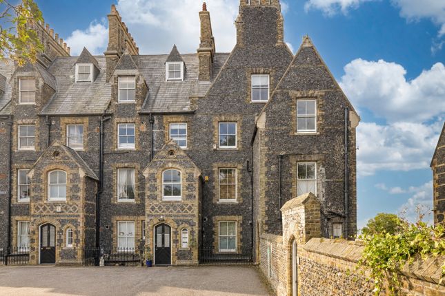 2 bed property, in Chartham Terrace, £425,000