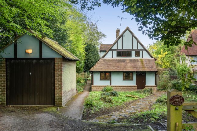 4 bed property, in Hill Avenue, £550,000