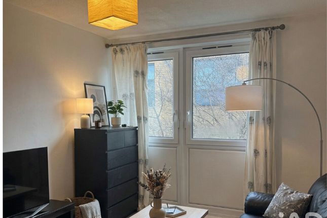 2 bed property, in Hodister Close, £225,000