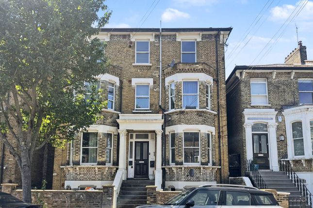 1 bed property, in Ramsden Road, £220,000