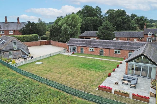 5 bed property, in Callingwood, £850,000