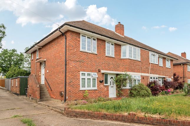 2 bed property, in Links Way, £400,000