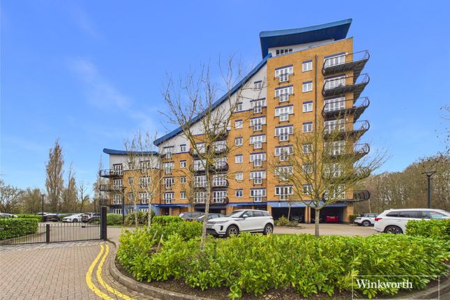 2 bed property, in Luscinia View, £270,000