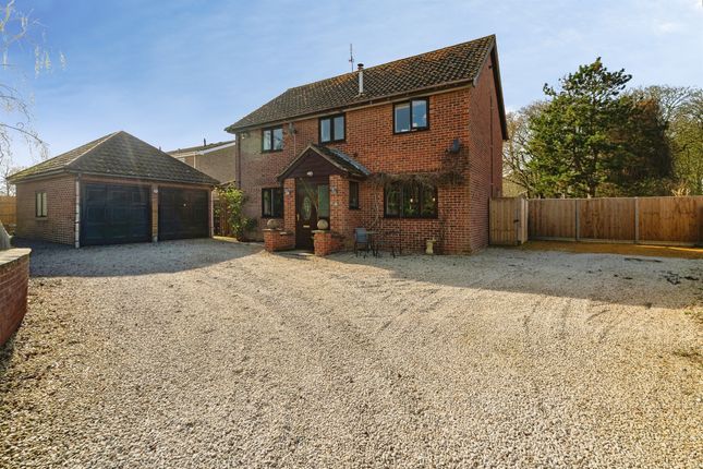 4 bed property, in Hill House Lane, £450,000