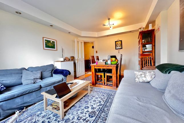 2 bed property, in Kilburn High Road, £450,000