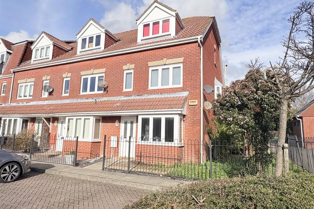 1 bed property, in Chadwick Way, £150,000