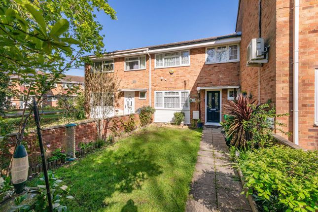 3 bed property, in Crown Meadow, £450,000