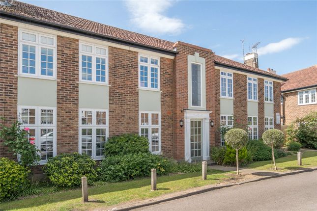 2 bed property, in Rythe Court, £380,000