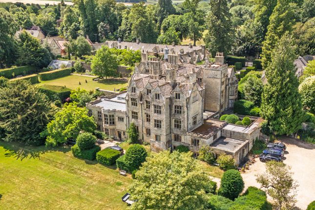 4 bed property, in Shipton Court, £925,000