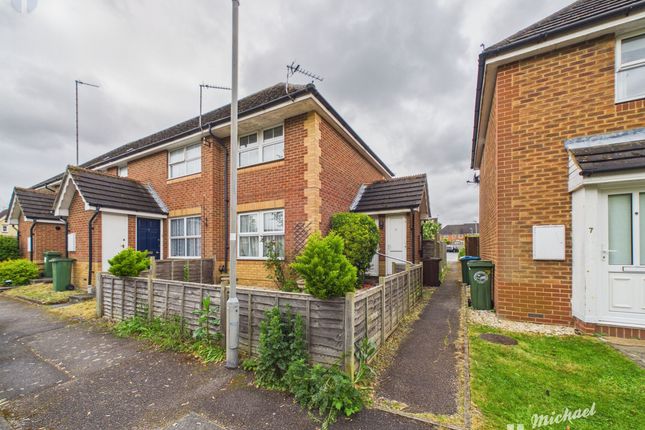 1 bed property, in Rowan Close, £215,000