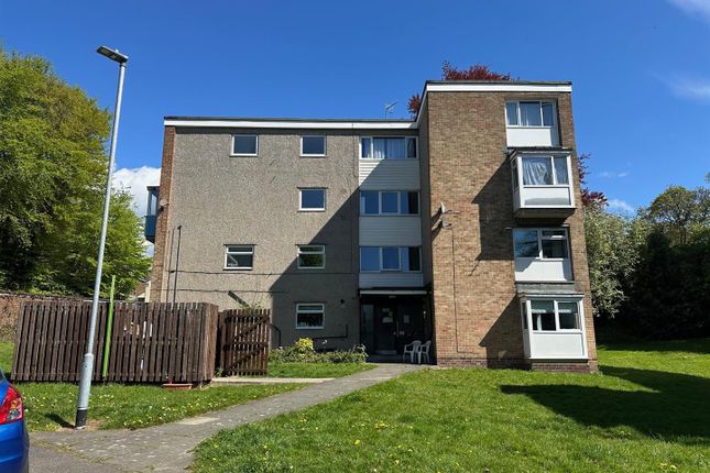 2 bed property, in Hoyle Court Road, £70,000