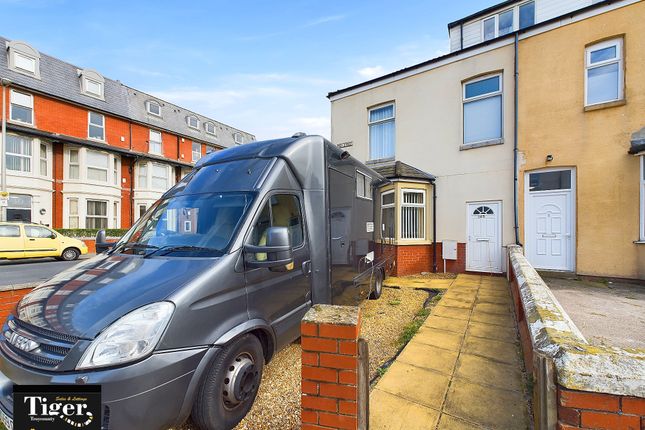 1 bed property, in High Street, £60,000