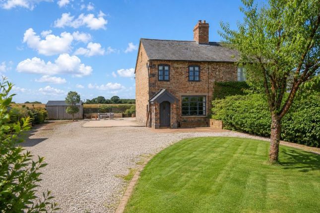 3 bed property, in White Cross Cottages, £375,000