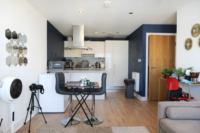 2 bed property, in Woolners Way, £225,000