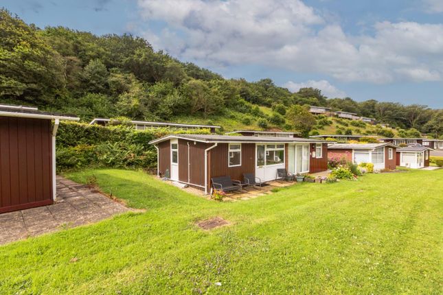 2 bed property, in Summercliff Chalets, £140,000