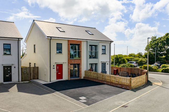 3 bed property, in Hayston View, £240,000