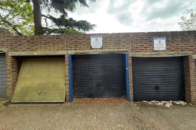 Studio, in Garage 12 Hilltop Court, £5,000