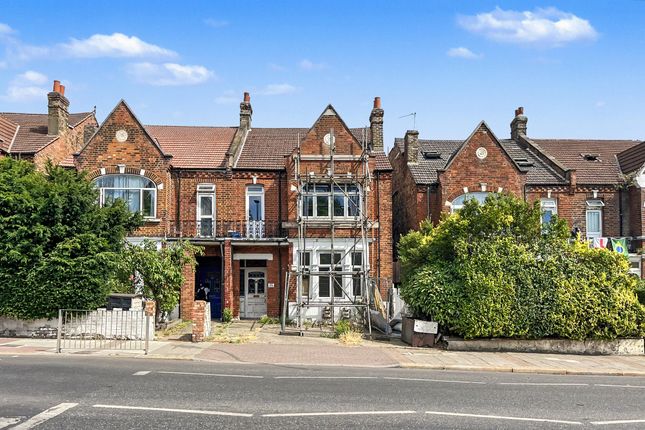 2 bed property, in Mitcham Lane, £250,000