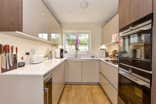 5 bed property, in Five Oaks Lane, £800,000