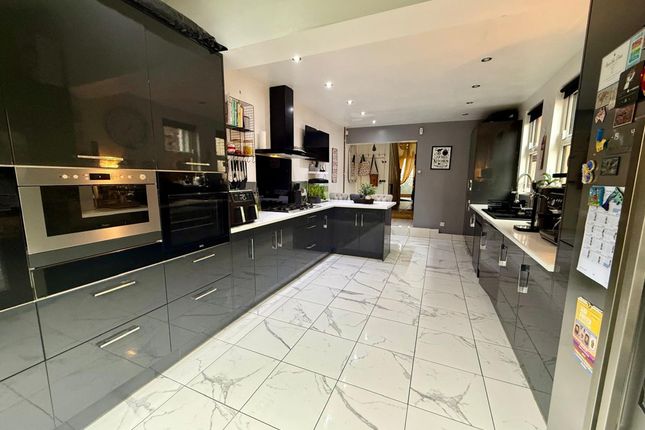 4 bed property, in Worcester Road, £270,000