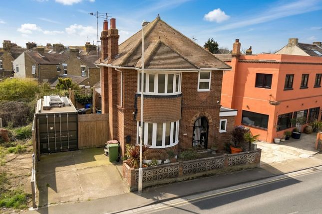 3 bed property, in 123 Marine Parade, £240,000