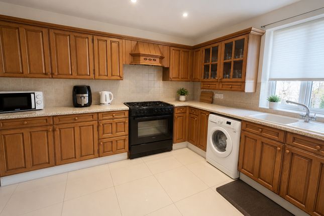 5 bed property, in South Drive, £495,000