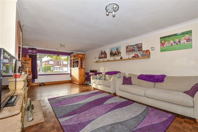 5 bed property, in Park Farm Close, £625,000