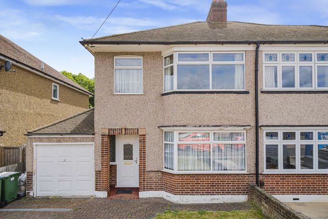 3 bed property, in Charter Drive, £550,000