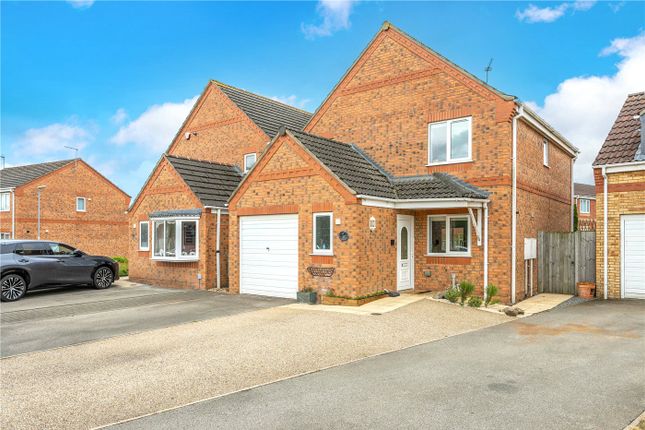 3 bed property, in Brookside Close, £265,000