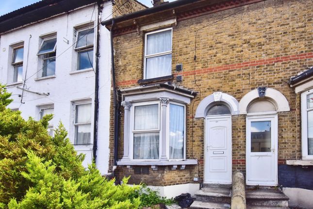 2 bed property, in Luton Road, £190,000