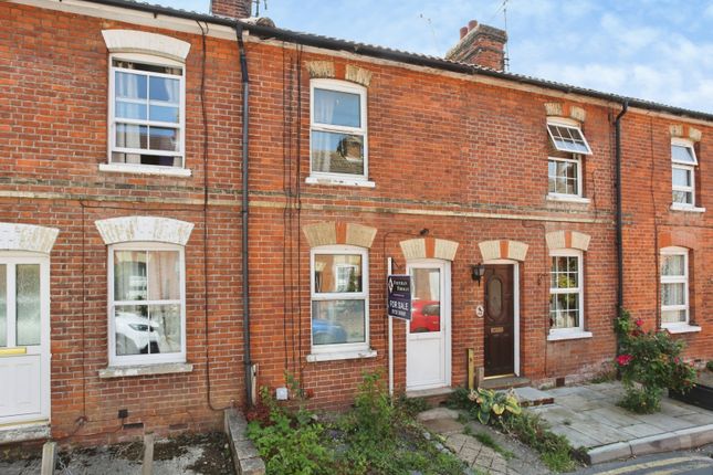 2 bed property, in Lodge Road, £325,000