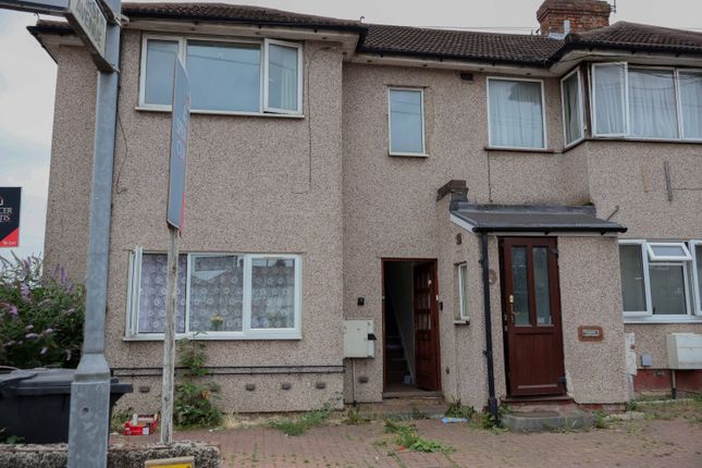 2 bed property, in Oval Road South, £200,000