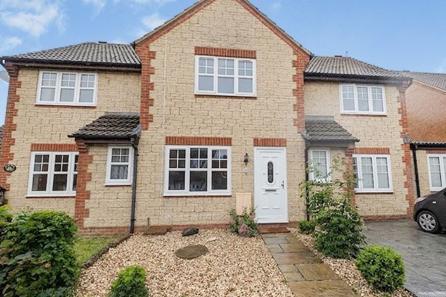 2 bed property, in Couzens Close, £290,000