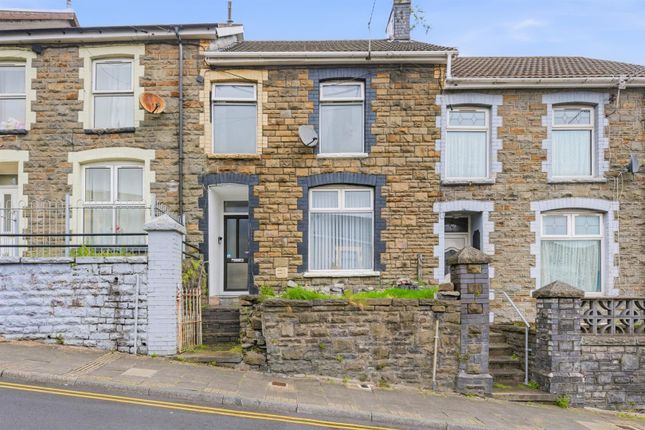2 bed property, in Court Street, £115,000