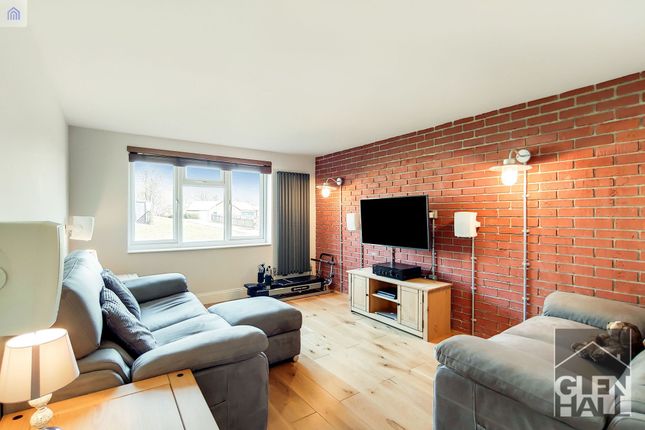 1 bed property, in East Crescent, £285,000