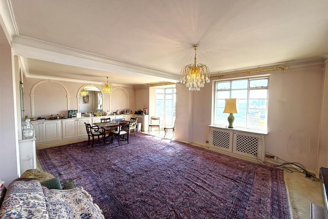 2 bed property, in Finchley Road, £785,000