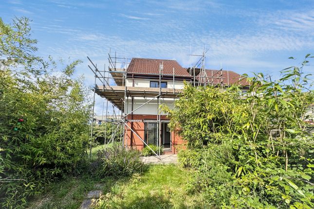 2 bed property, in St. Johns Lane, £175,000