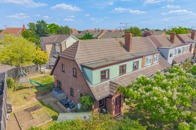 5 bed property, in Garden Fields, £475,000