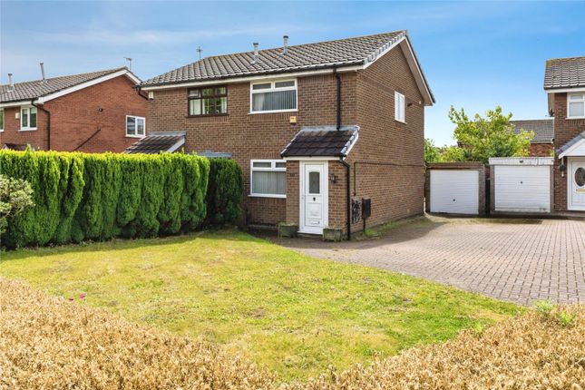 2 bed property, in Dundee Close, £160,000