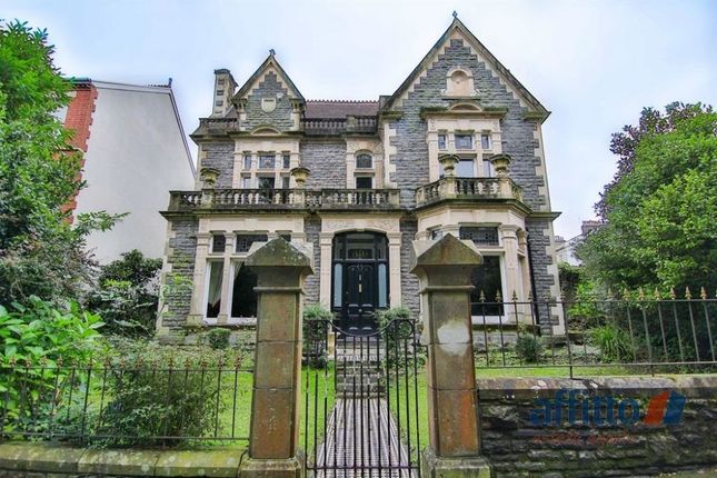 5 bed property, in The Hawthorns, £800,000