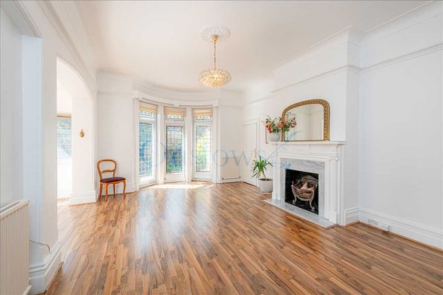 3 bed property, in Akehurst Street, £825,000