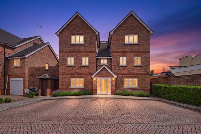 2 bed property, in Summer Court, £260,000