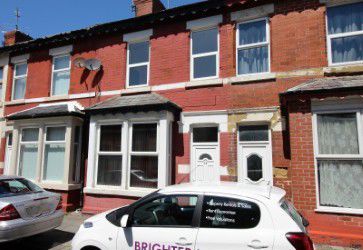 2 bed property, in Gladstone Street, £65,000