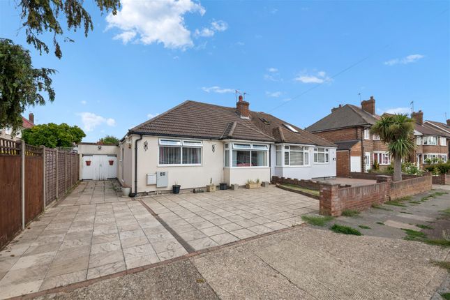 2 bed property, in Collins Drive, £575,000